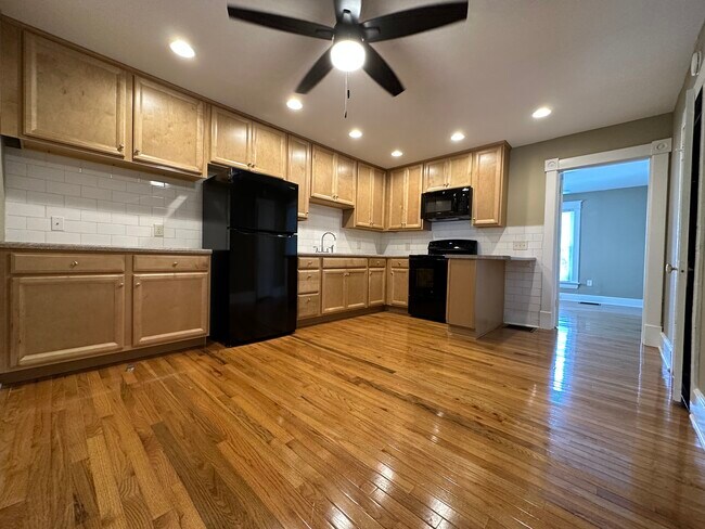 Foto del edificio - 317 E 8th St