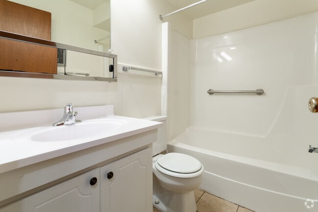 1BR,1BA,750SF - The Salem - Colony West Apartments