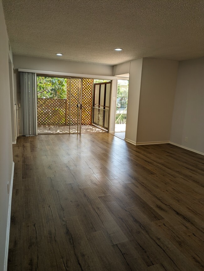 Foto del edificio - 17046 Burbank Blvd
