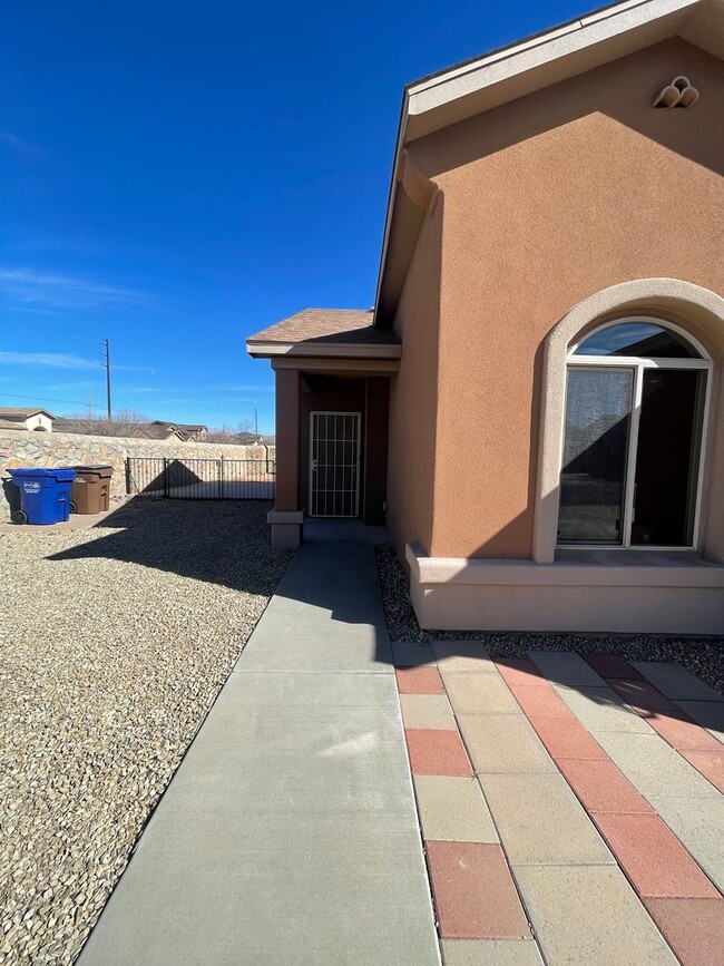 Building Photo - Beautiful 3 Bedroom/2 Bathroom home locate...