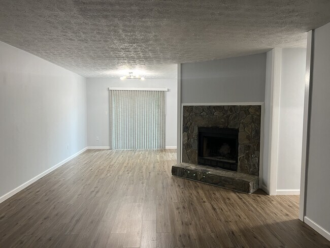 Building Photo - 11 Pine Cone Ct