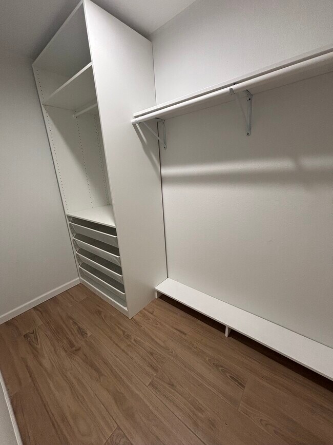 Vestidor - 860 N Mar Vista Ave