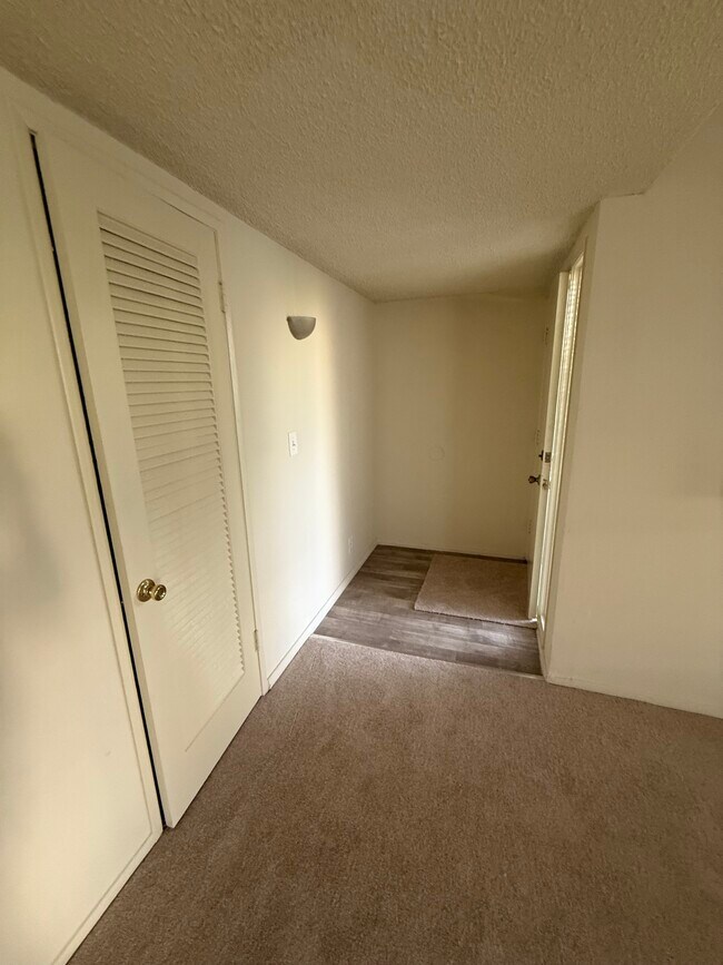 Entrance - 1148 W Huntington Dr