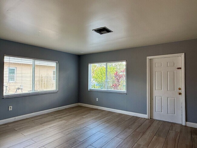 Building Photo - ** NEW WASHER/DRYER ** SUNRISE VILLAS ** PET FRIENDLY ** CLOSE TO I-75