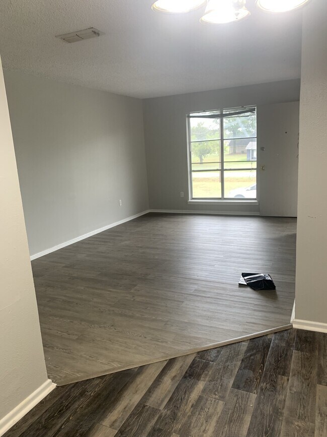 Building Photo - WoodCreek Apartments