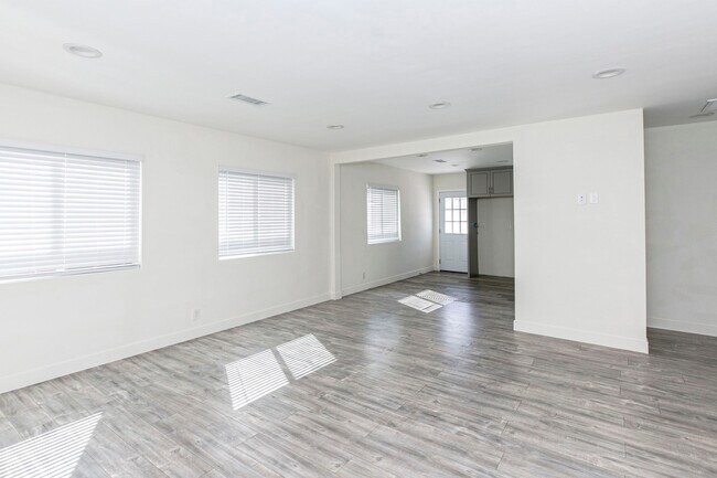 Building Photo - 13936 Vanowen St