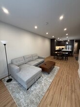 Building Photo - 587 College St