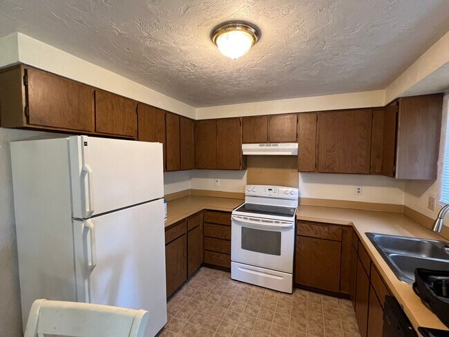 Building Photo - 2 Bedroom/ 1 Bath UPSTAIRS Duplex Unit- Av...