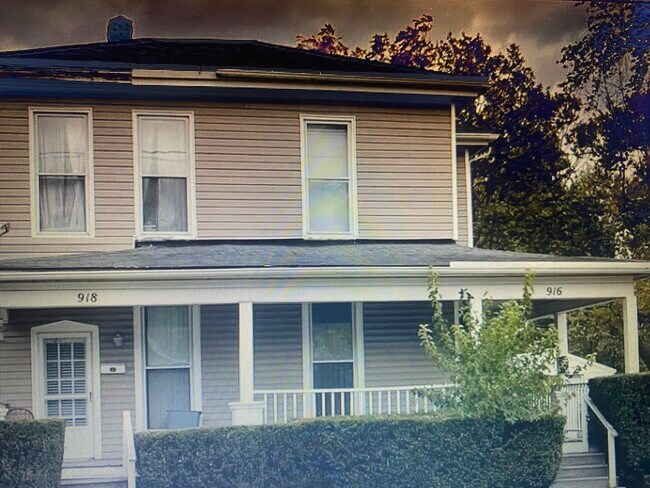 Building Photo - 916 N West St