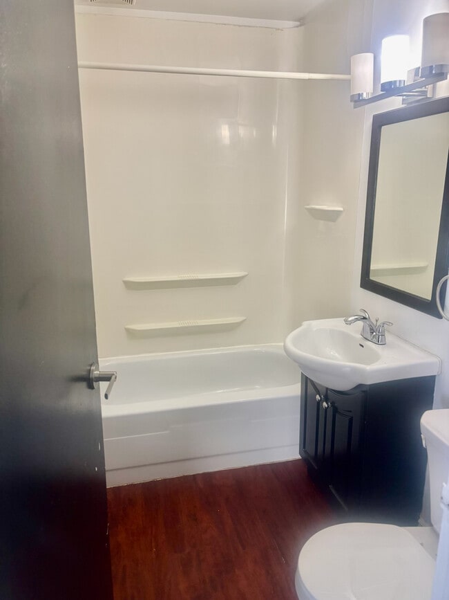 Building Photo - Spacious unit For Rent