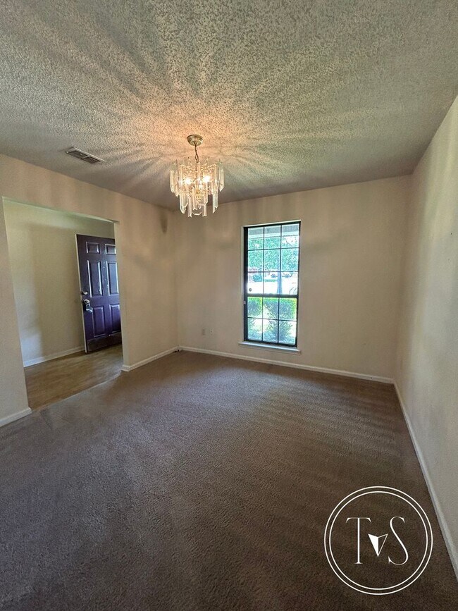 Foto del edificio - MOVE IN SPECIAL: $500 OFF 1ST MONTH'S RENT!**