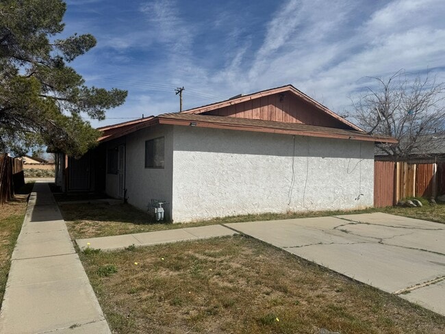 Building Photo - 736 Commercial Ave