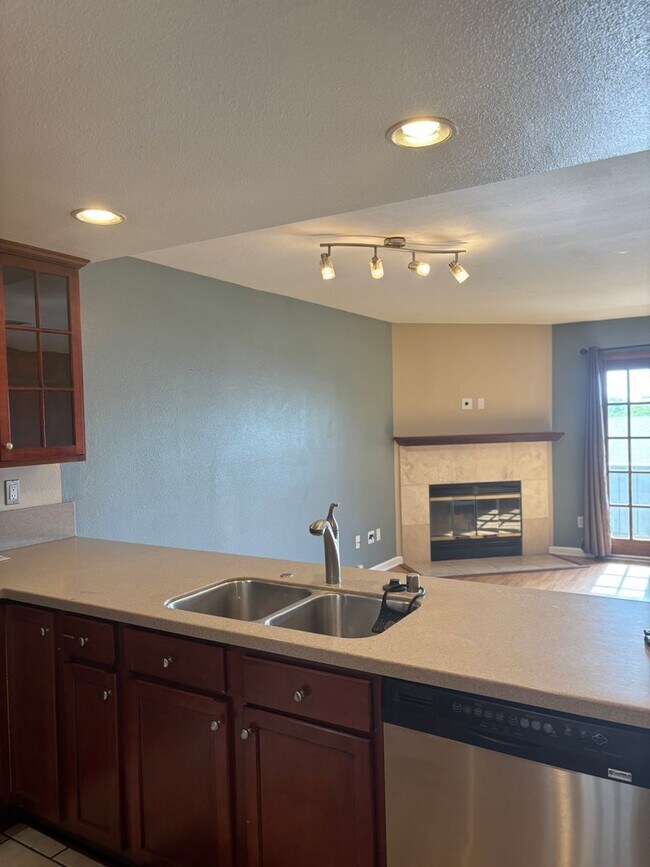 Foto del edificio - All Upgraded Townhome In Cherokee Canyon Gated Complex