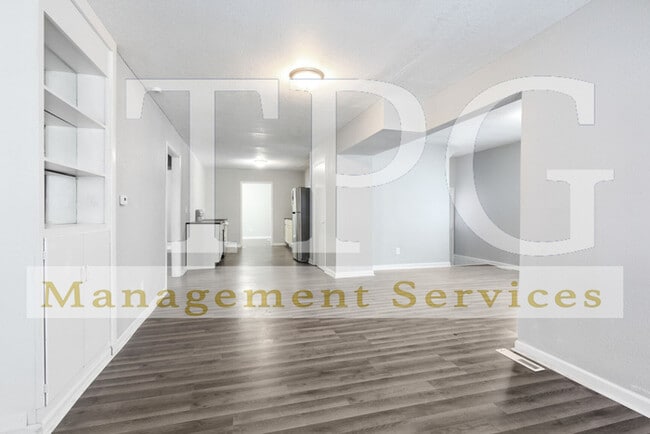 Building Photo - Newly Renovated Unit in Independence MO!