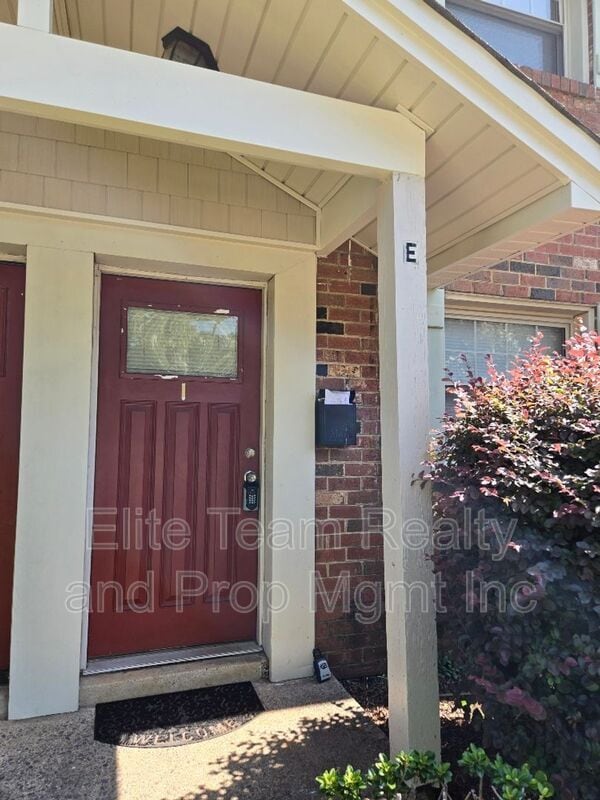 Building Photo - 1207 Green Oaks Ln
