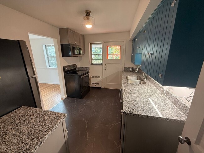 Building Photo - Rent Price/ Details for 2025 or January 2026 Start Date ONLY - No Students Permitted