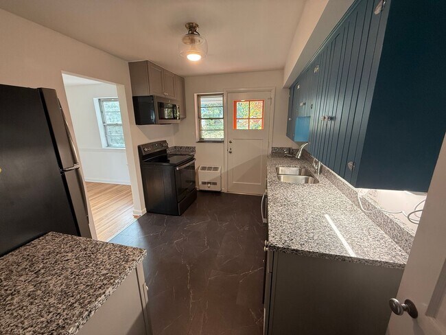 Foto del edificio - Two Bedroom Duplex Located Just Blocks from Downtown - No Students Permitted