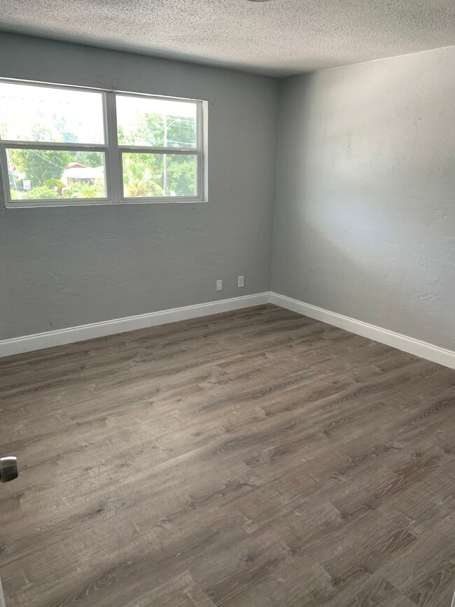 Building Photo - 201 Shady pl