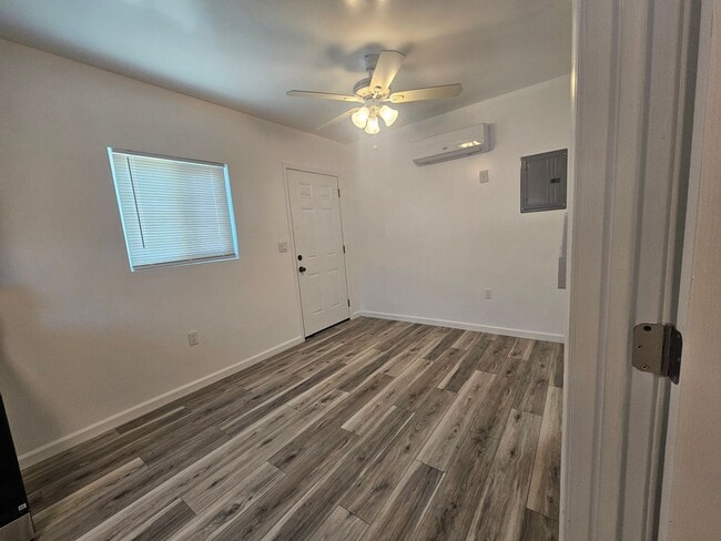Building Photo - Utilities Paid!  1-Bed 1-bath Apartment in...
