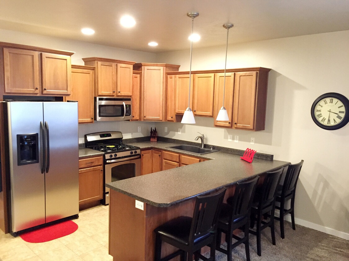 Spacious 2 Bedroom Townhome at The District! - Spacious 2 Bedroom Townhome at The District!