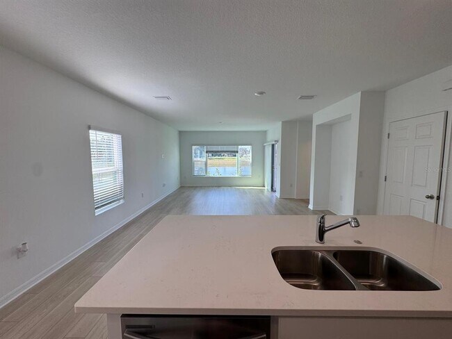 Foto del edificio - 466 Thompson Vlg Ave