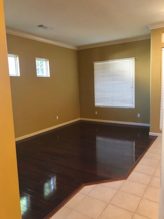 Building Photo - Beautiful 4 Bedroom, 2.5 Bath Home Availab...