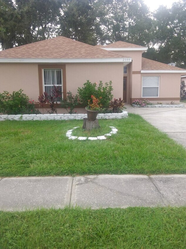 Foto principal - Single Family 3 bedroom, 2 bathroom home i...