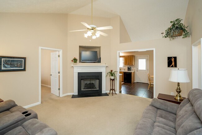 Building Photo - 3 Bedroom 2 Bathroom Home w/ Garage on One...
