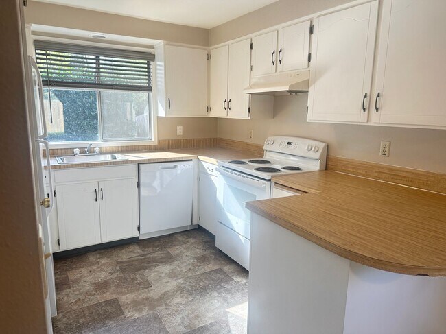 Building Photo - MCQ908