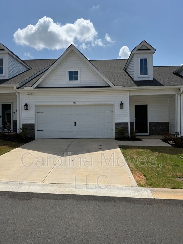 Photo - 717 Isleworth Ln House