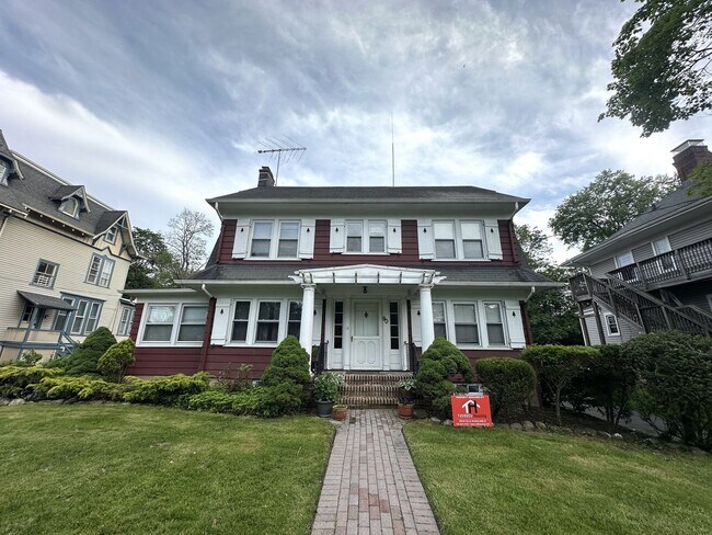 Foto del edificio - 5 bedrooms, 2.5 bathrooms
