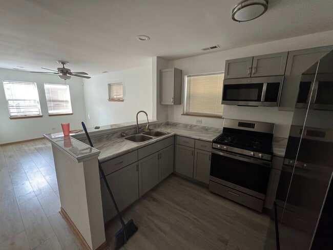 Foto del edificio - 7653 S Green St