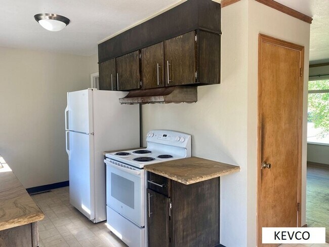 Building Photo - Home with Tons of Space!!