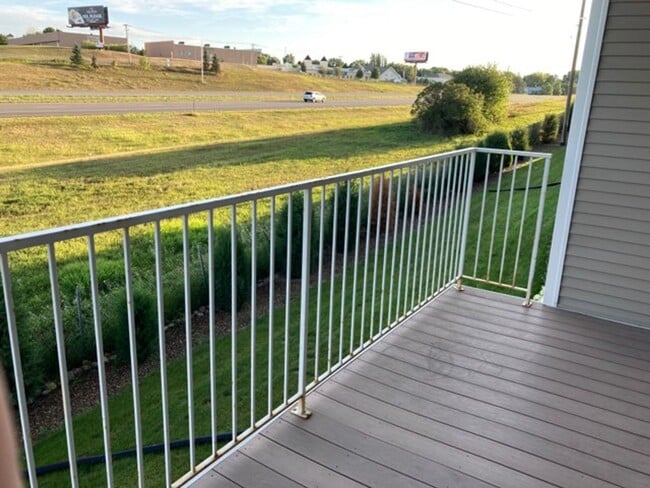 Building Photo - Spacious 1 Bed 1 Bath with Laundry in Unit!