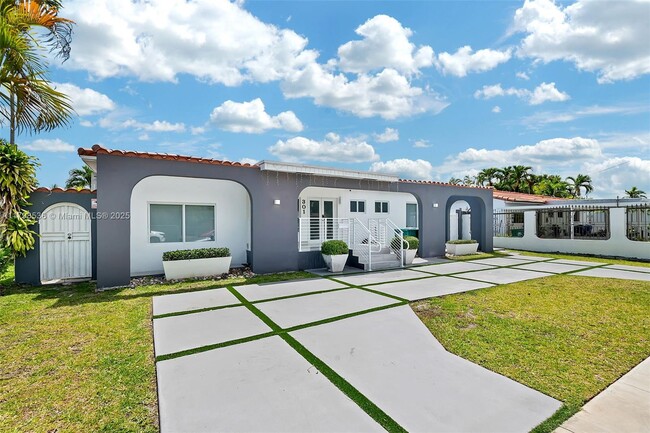 Building Photo - 301 SW 30th Ct