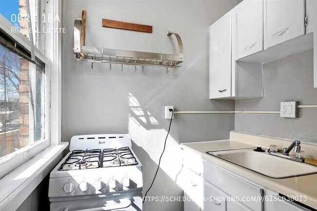 Building Photo - Bright Studio Near the Capitol!