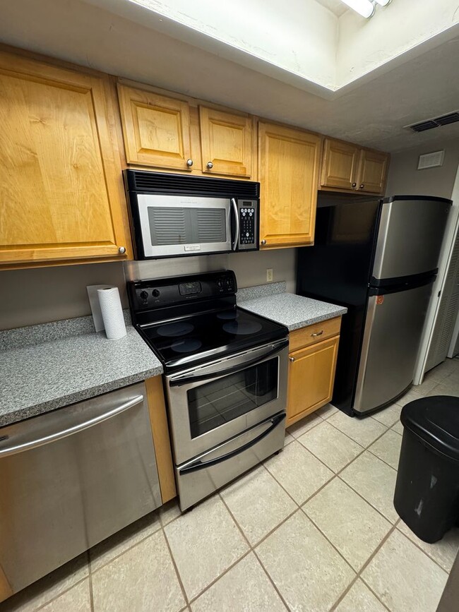 Building Photo - Fully Furnished 2 Bed, 1.5 Bath Townhome –...