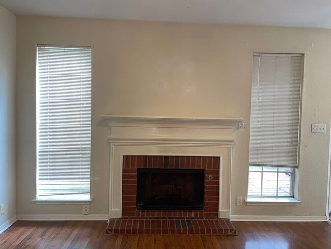 Building Photo - 4 Bedroom 2 Bathroom located in Santa Fe T...