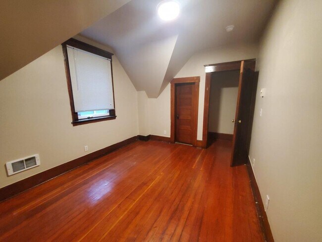 Foto del edificio - Charming 4 Bedroom + Bonus - 1 Bath Unit in University District
