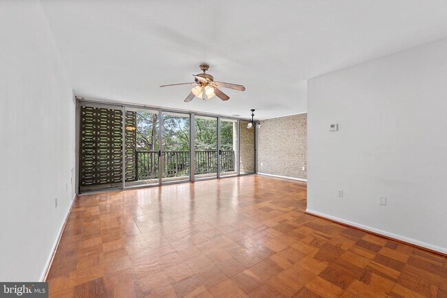 Foto del edificio - 4420 Briarwood Ct N