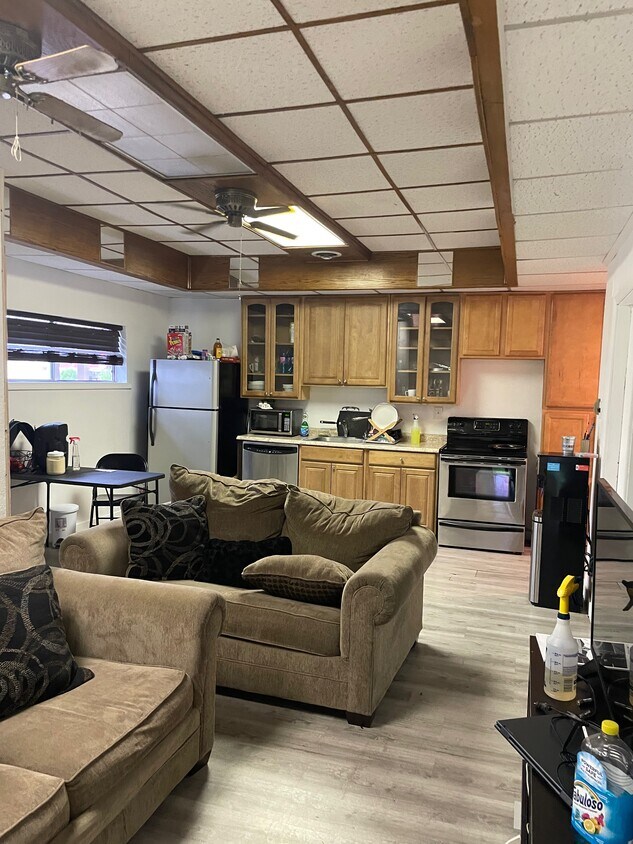 Foto principal - 6955 Dahlia St