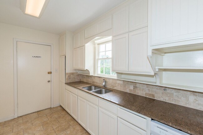 Building Photo - Beautiful 2 Bedroom, 1 Bath Home - Move-in...