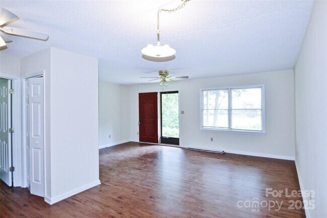 Foto del edificio - 3711 Dorothys Ln
