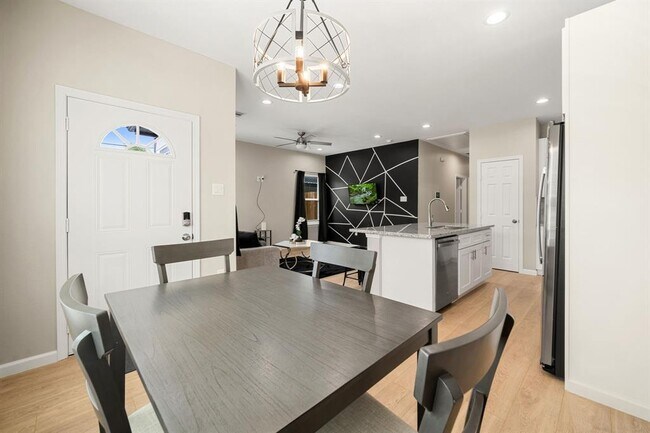 Foto del edificio - 4661 Clover St