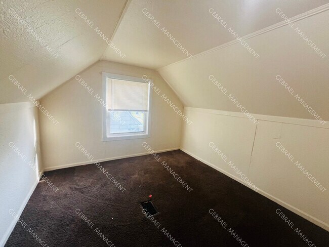 Foto del edificio - 8324 Rosemont Ave