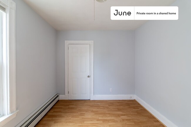 Building Photo - Private bedroom in 3 bed/1 bath Home