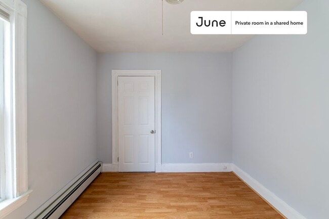 Building Photo - Private bedroom in 3 bed/1 bath Home