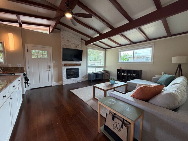 Building Photo - Cute 3 bedroom house in