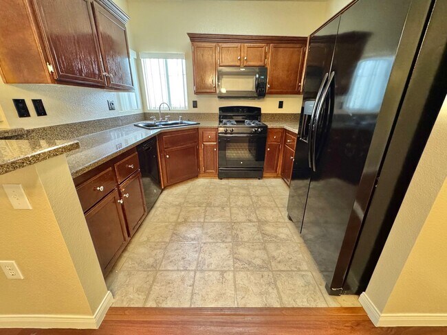 Foto del edificio - SPACIOUS 3 BEDROOM 2 FULL BATH CONDO IN GA...