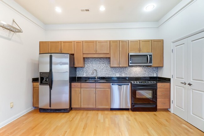 Building Photo - Freshly Painted South End Condo!